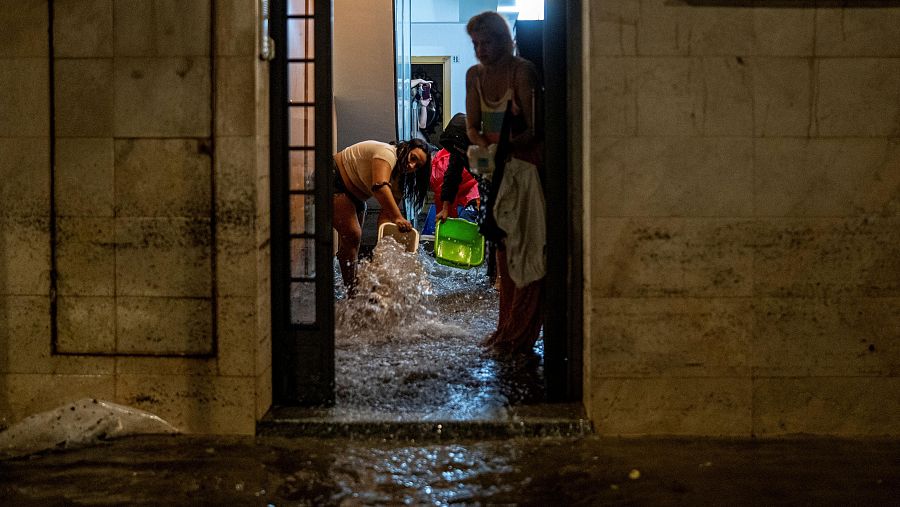 Vecinos achican agua en L'Hospitalet de Llobregat (Barcelona)