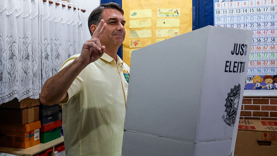 Flávio Bolsonaro vota en una escuela de la zona norte de Río de Janeiro