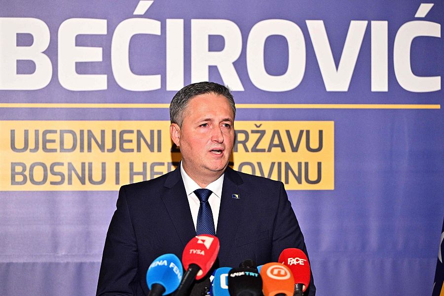 El político bosnio musulmán de izquierdas Denis Becirovic se dirige a los medios de comunicación