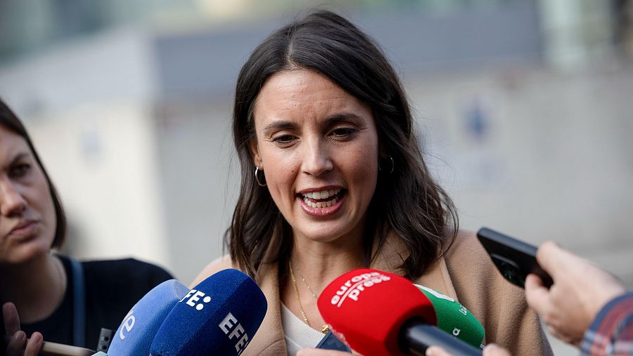 La eurodiputada de Podemos Irene Montero ofrece declaraciones a los medios tras el anuncio de la convocatoria de elecciones por parte del presidente del Gobierno, este lunes, en Madrid.