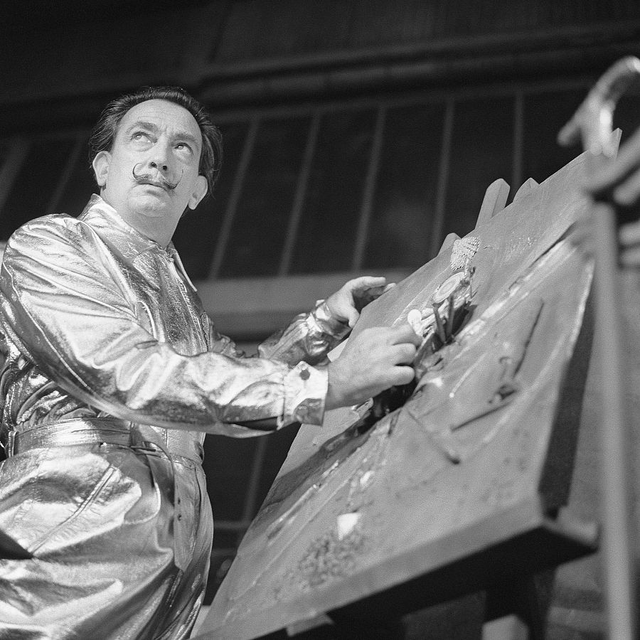 Salvador Dalí trabaja en la cubierta de bronce para el libro El Apocalipsis de San Juan