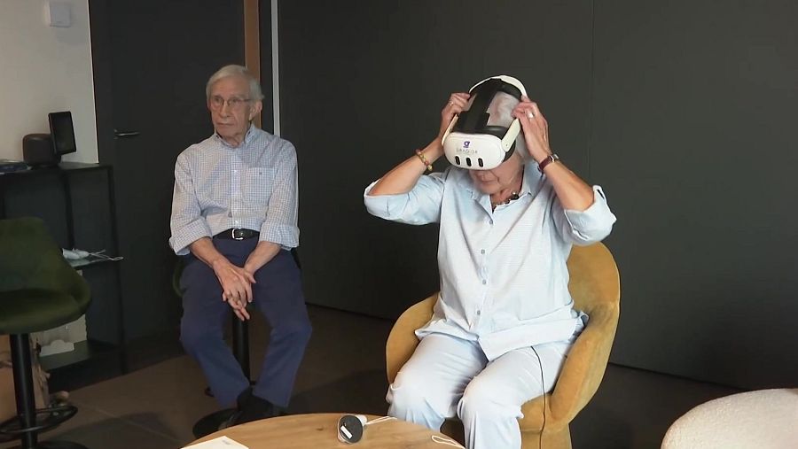 Isabel prueba las gafas Gradior para la estimulación cognitiva en la tercera edad