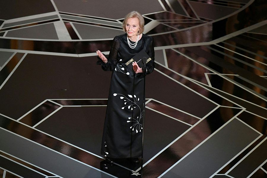 Eva Marie Saint entrega el Oscar al mejor diseño de vestuario durante la 90.ª ceremonia de entrega de los premios de la Academia, en 2018