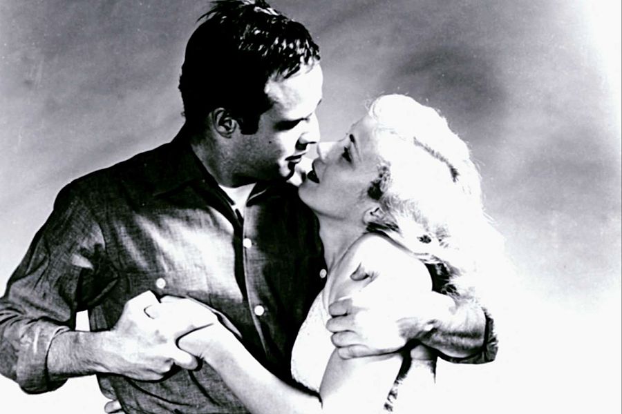 Marlon Brando sostiene a Eva Marie Saint en esta foto de la película 'La ley del silencio'