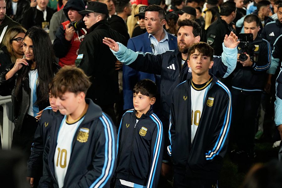 Messi saltando al céped junto a su familia
