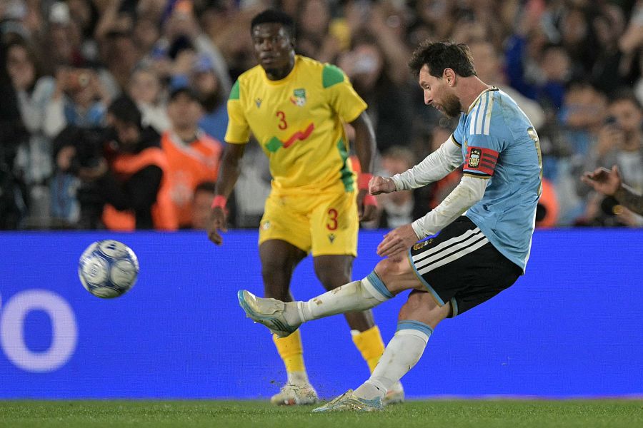 Messi lanza un tiro libre