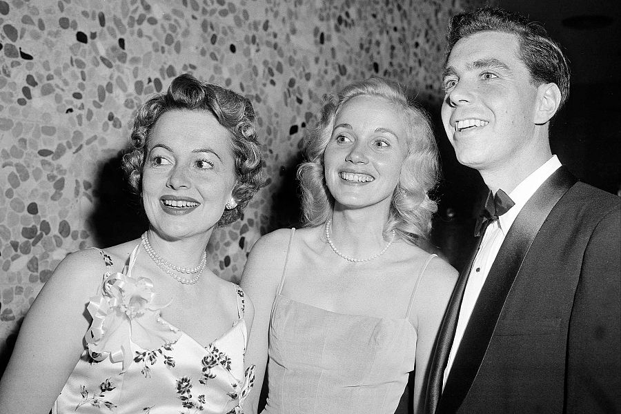 Eva Marie Saint (c) junto a su marido Jeffrey Hayden y la actriz Olivia de Havilland