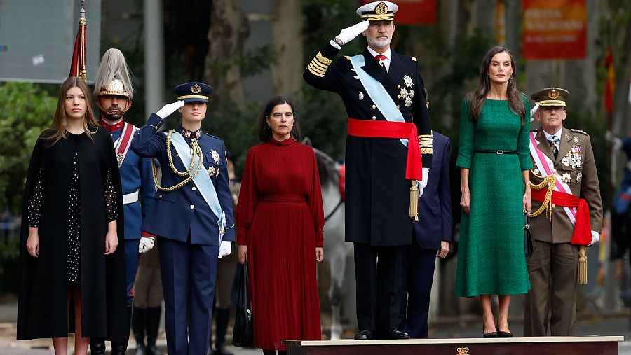 Los reyes Felipe y Letizia, la princesa Leonor y la infanta Sofía antes del desfile de las Fuerzas Armadas