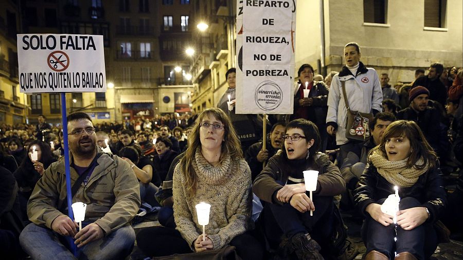 Sentada en la plaza del Ayuntamiento de Pamplona contra los recortes sociales, el 14 de noviembre de 2012.