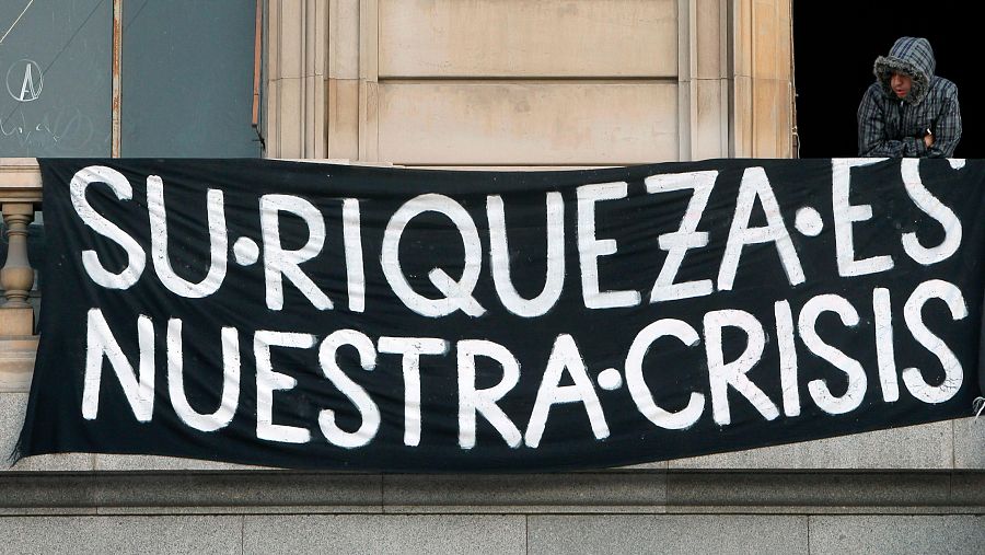 Un cartel en un edificio del centro de Barcelona, durante la jornada de huelga general del 29 de septiembre de 2010