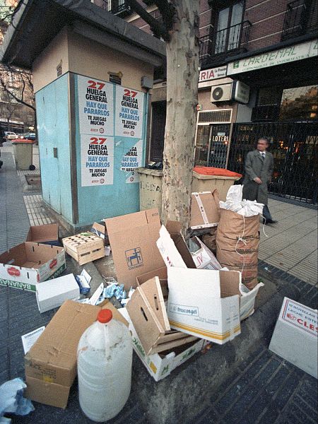 Bolsas de basura sin recoger en las calles de Madrid durante la jornada de huelga general del 27 de enero de 1994