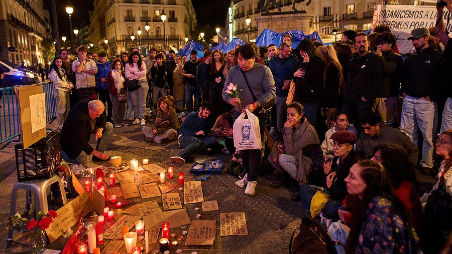 Manifestantes se reúnen tras conocerse la muerte de Maricarmen Abascal, la mujer de 87 años cuyo desahucio desencadenó protestas en todo el país