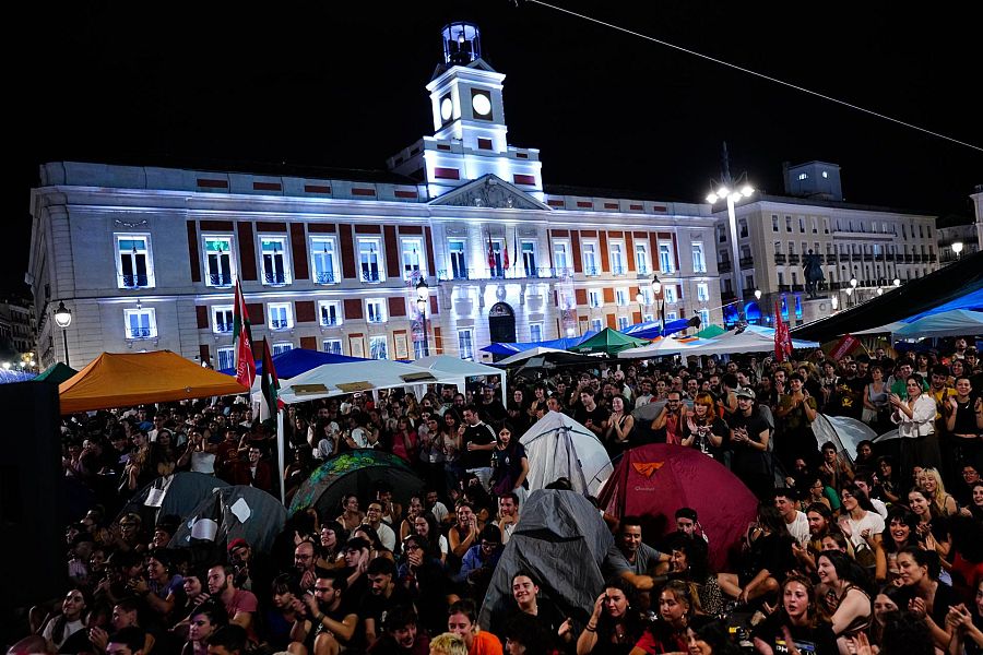 Centenares de personas acampan en la Puerta del Sol