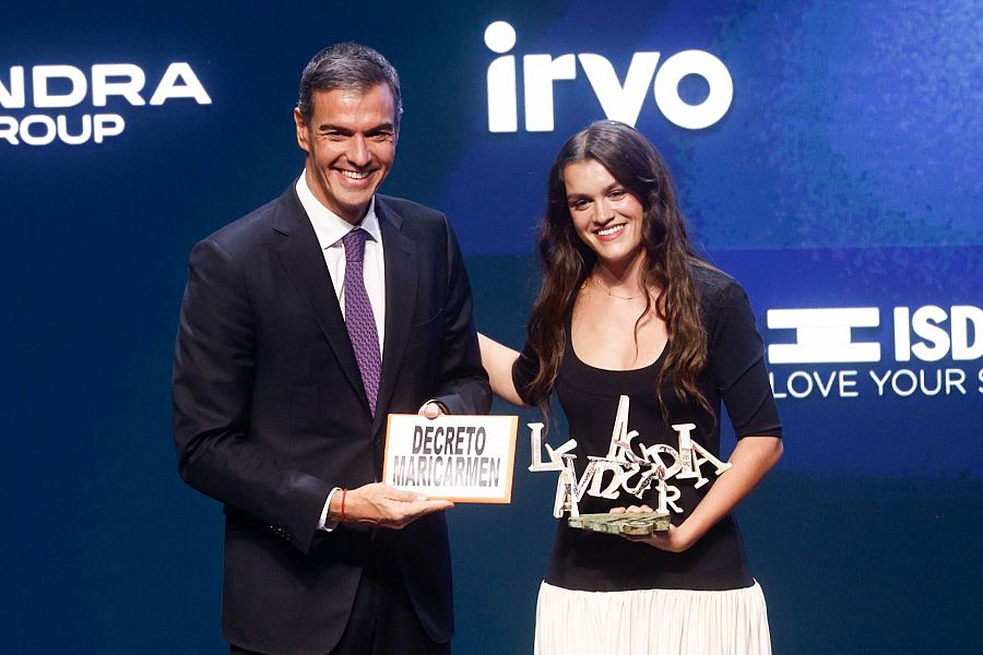 La cantante Amaia le da un cartel al presidente del Gobierno, Pedro Sánchez, con el lema 'Decreto Maricarmen'