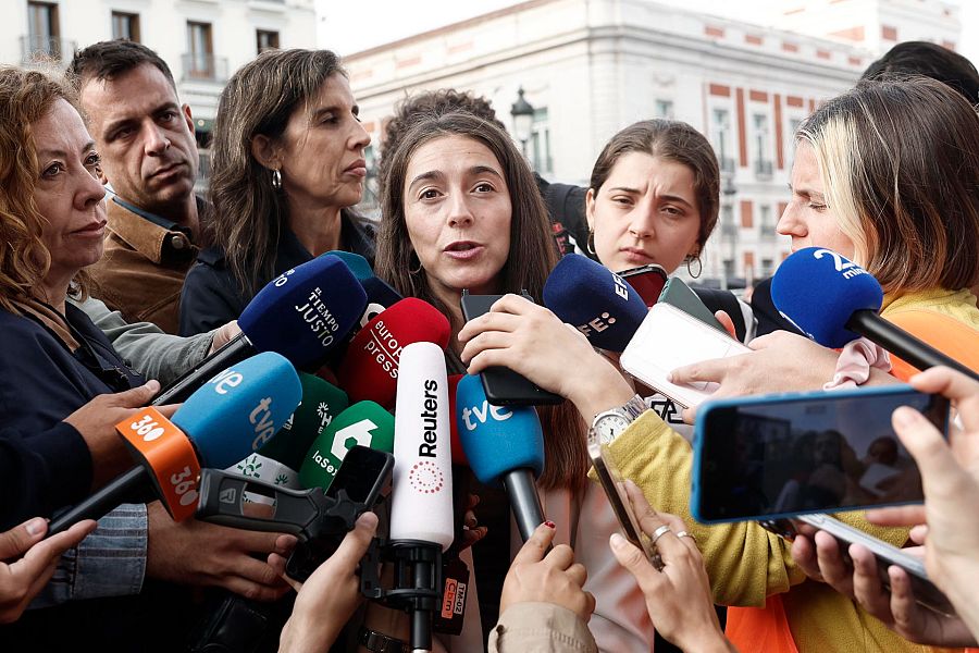 Beatriz Duro (c), abogada de Maricarmen, hace declaraciones a los medios de comunicación en la Puerta del Sol