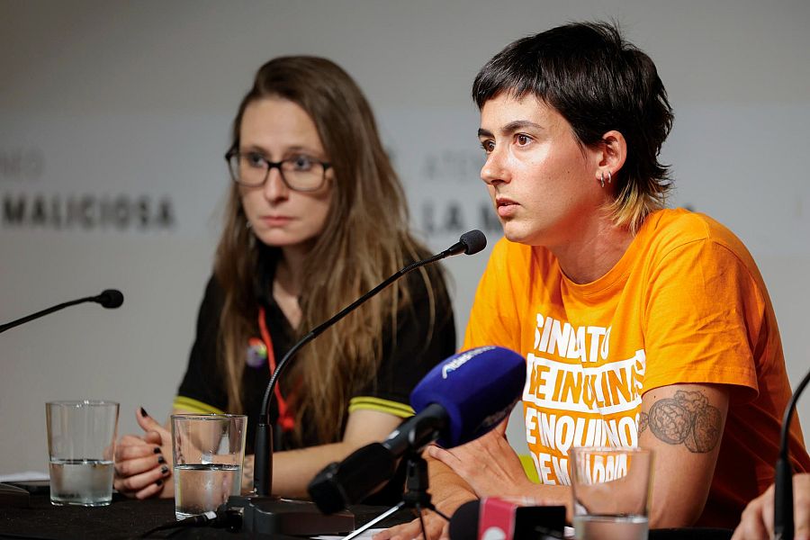 Alicia del Río (d), portavoz del Sindicato de Inquilinas de Madrid y de la Confederación de Sindicatos de Inquilinas, anuncia la muerte de Maricarmen