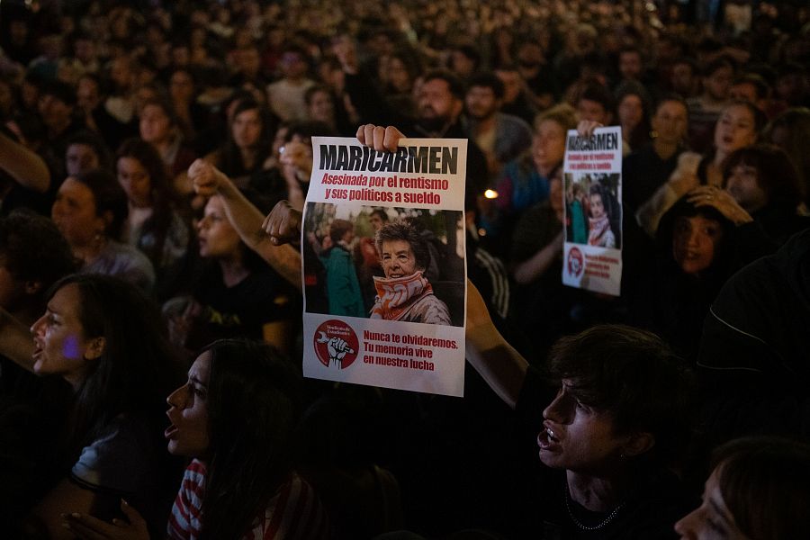 Decenas de personas protestan por Maricarmen, frente al Congreso de los Diputados