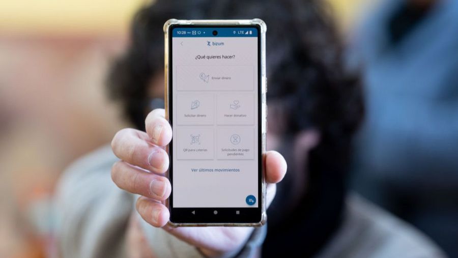 Un usuario muestra las opciones que da Bizum para transferir dinero.