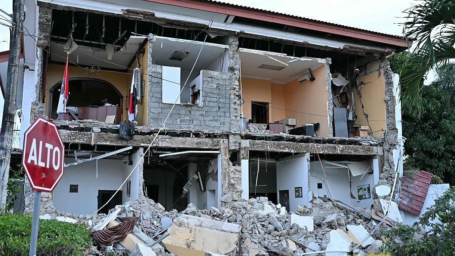 El edificio de la Gobernación de Penonomé derrumbado tras el terremoto de magnitud 7,6 que sacudió el país, en Penonomé, Panamá.