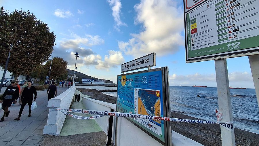La cinta policial impide el acceso a Playa Benítez.