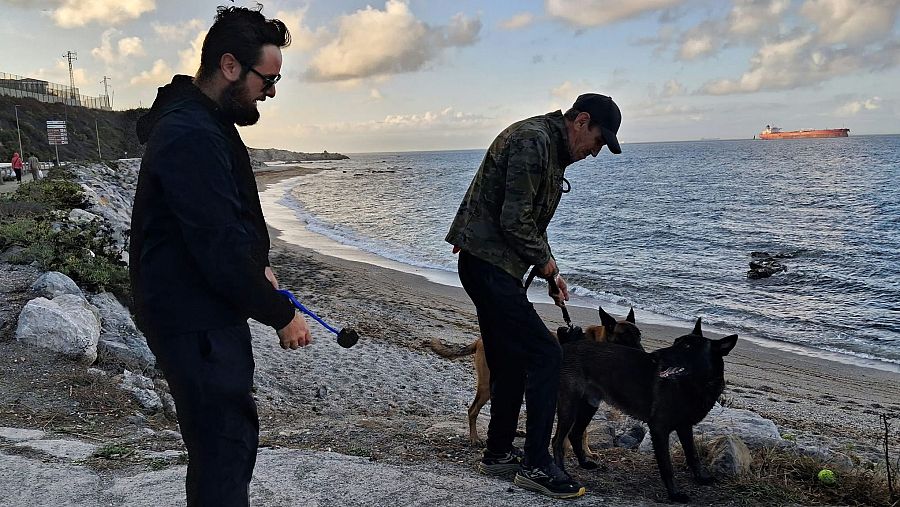 José, Alí, Tyson y Dumper en la playa de Calamocarro, Ceuta.