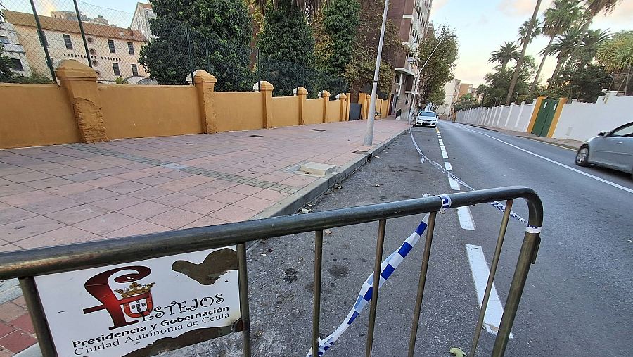 Vallas y cinta policial prohiben aparcar en las inmediaciones del colegio que visitarán los reyes.