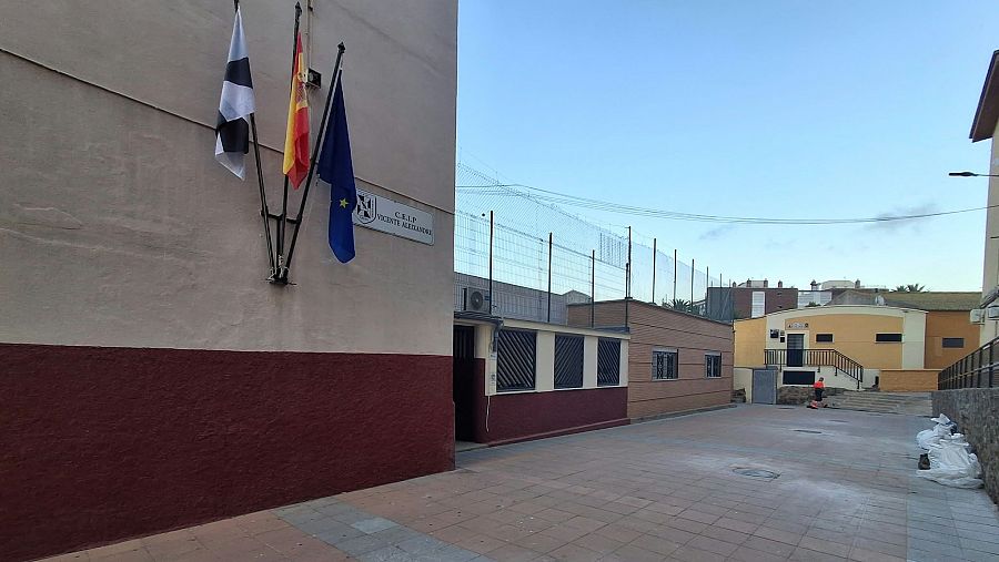 Las losetas de la calle peatonal por la que se accede al CEIP Vicente Aleixandre han sido renovadas.