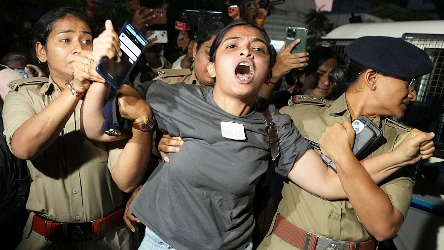 Una mujer es detenida por la Policía durante una protesta que exige la dimisión del presidente de la Comisión Electoral de la India, Gyanesh Kumar, en Ahmedabad, India.