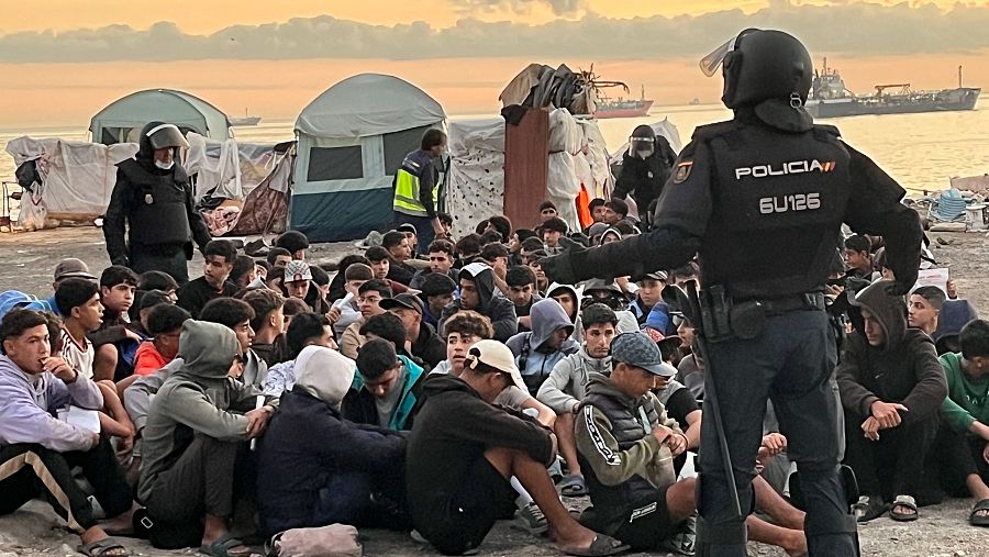 Desalojo a primera hora de este domingo de migrantes en la antigua fábrica de Guano.