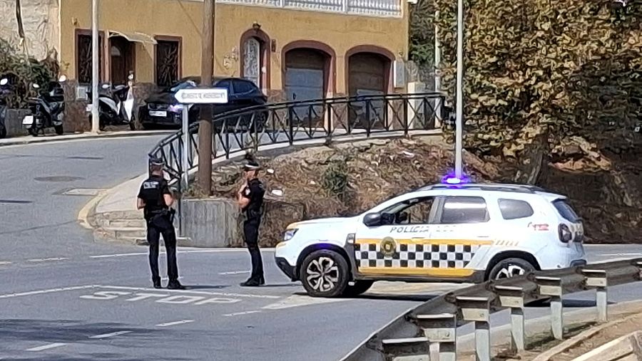 La policía local ha cortado el tramo de la carretera de Benzú que da acceso a la playa de El Guano.