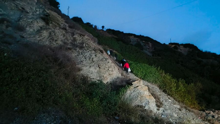 Algunos migrantes han huido hacia el monte evitando los controles policiales.