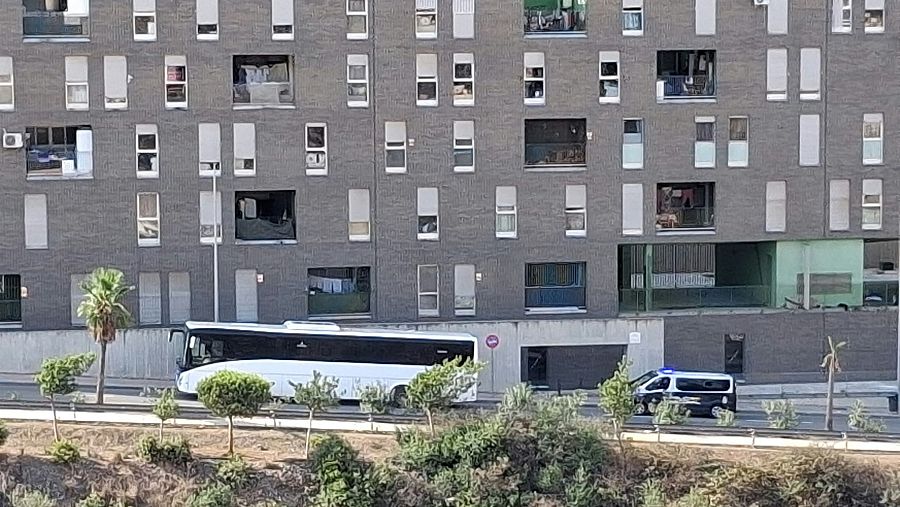 Uno de los once autobuses con migrantes procedentes de El Guano camino de Loma Colmenar.