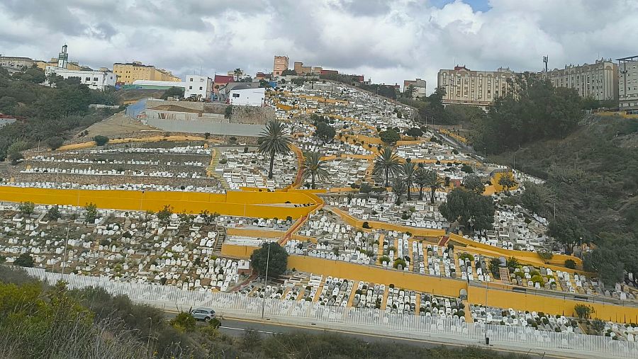 Vistas del cementerio musulmán de Ceuta en la ladera de Sidi Embarek.