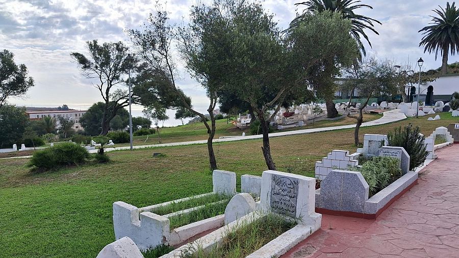 Tumbas de la parte antigua del cementerio con vistas al mar