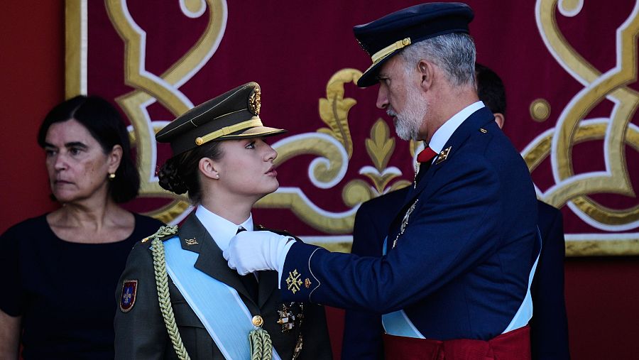 El rey coloca el Tosión de Oro a Leonor después de que éste se le hubiera caído