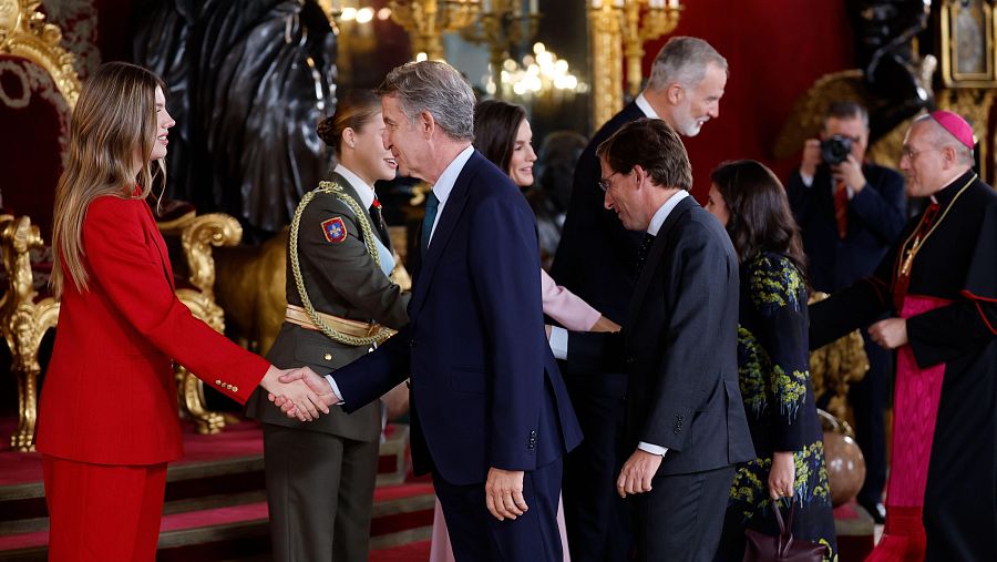El líder del PP y candidato a las elecciones, Alberto Núñez Feijóo, durante el besamanos en el Palacio Real.