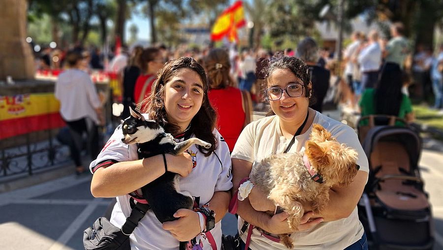 Las hermanas Daniela y María con sus mascotas, Luna y Roberta.
