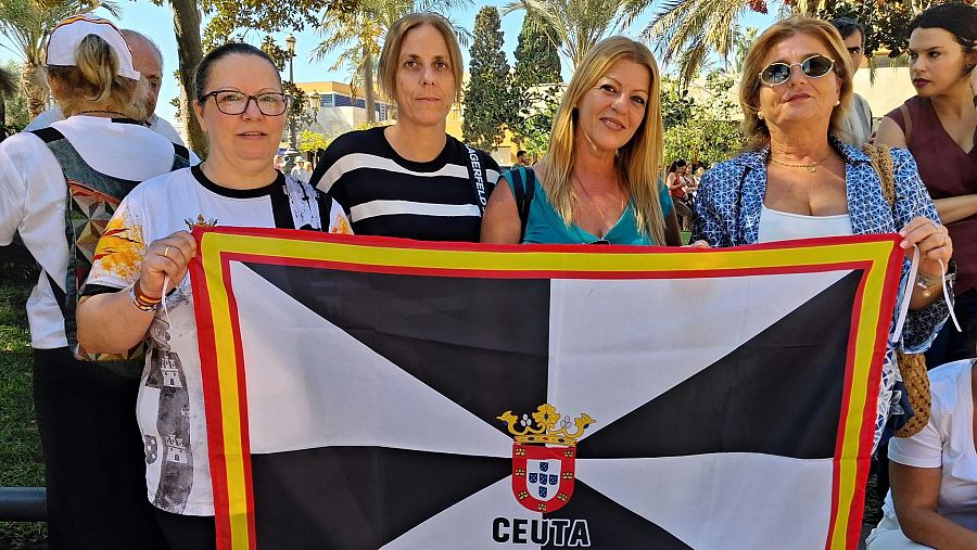 Charo, Lola, Virginia y Juani esperando a Santiago Abascal.