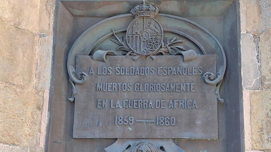 Placa del monumento donde Vox ha protagonizado una fugaz ofrenda floral en la Plaza de África, Ceuta.