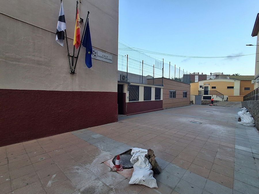 Obras en el pavimento del acceso al CEIP Vicente Aleixandre que visitarán los reyes.