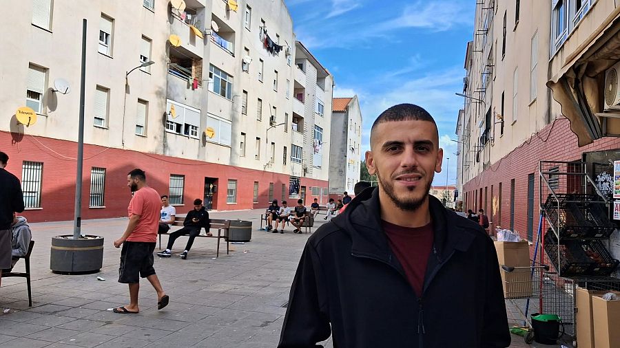 Abdelá Mustafa en una de las barriadas de mayoría musulmana en Ceuta.