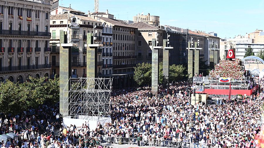 Miles de personas acuden a la plaza del Pilar de Zaragoza para la ofrenda a la virgen