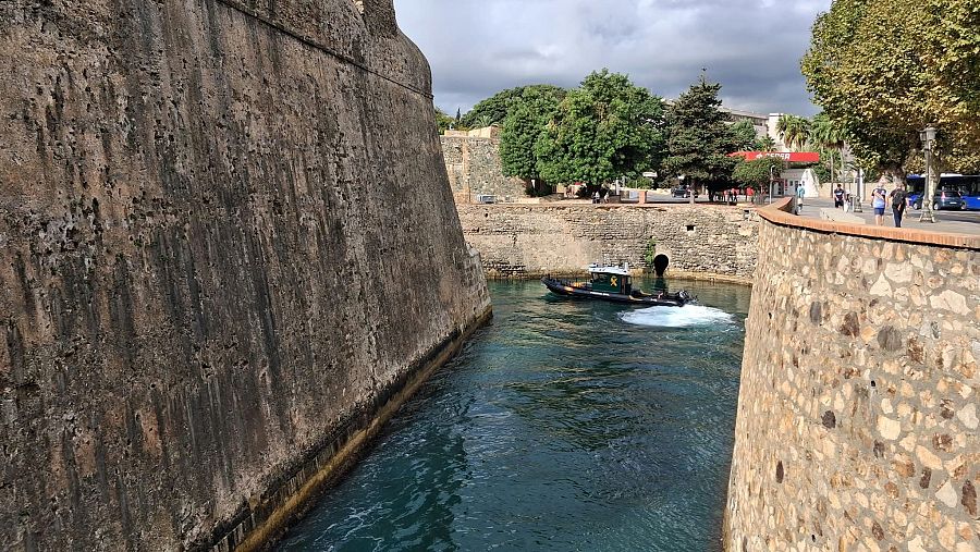 Patrullera de la Guardia Civil en el foso navegable de las Murallas Reales de Ceuta.