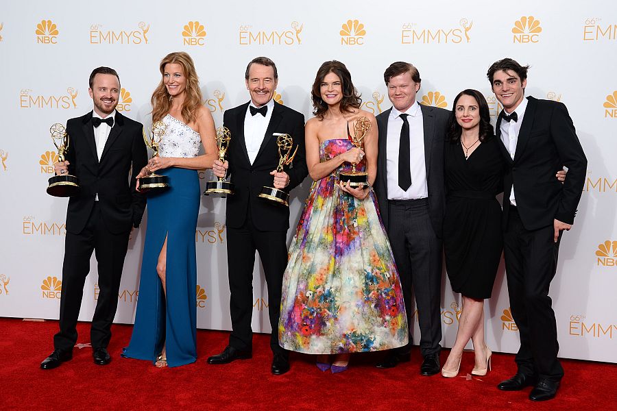 Aaron Paul, Anna Gunn, Bryan Cranston, Betsy Brandt, Jesse Plemons, Laura Fraser y RJ Mitte posan con el premio Emmy a la mejor serie dramática por 'Breaking Bad'