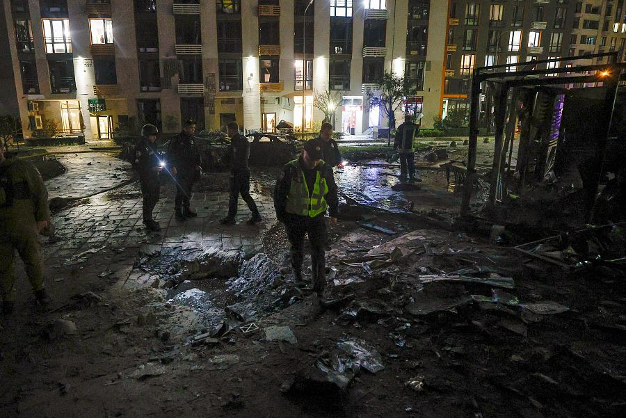 Policías ucranianos trabajan en el lugar donde un dron ruso atacó una zona residencial en Kiev