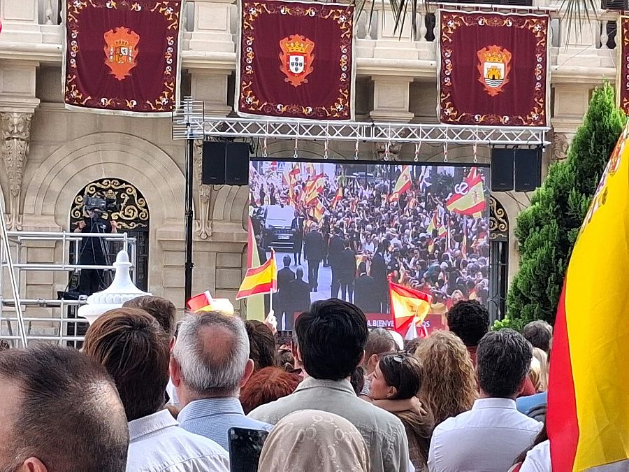 Pantalla gigante instalada en la Plaza de África, en Ceuta, para seguir en directo la visita de los reyes.