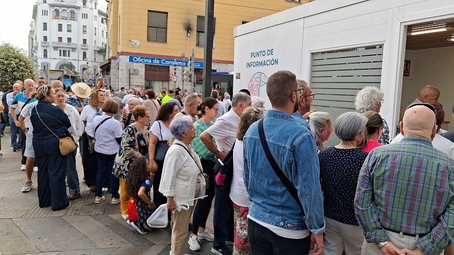 Colas a primera hora de la mañana en uno de los puntos habilitados para el reparto de banderas.