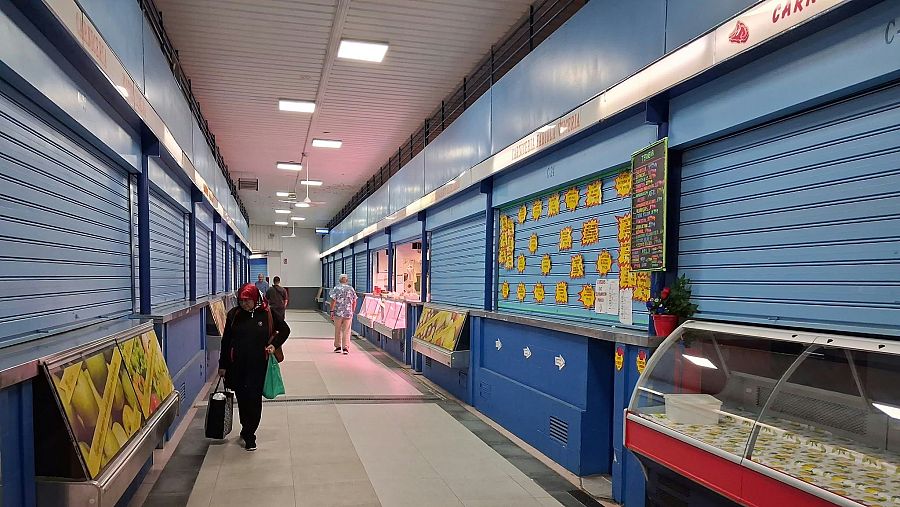 El Mercado Central está abierto pero apenas hay puestos con la persiana levantada.
