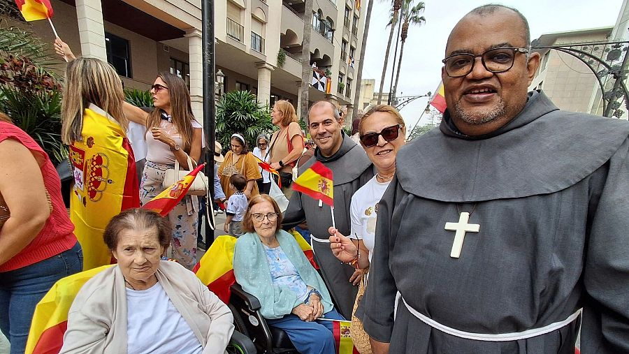 De izquierda a derecha, Isabel y Rosario (sentadas), Mikel, Aurora y Giovanni.