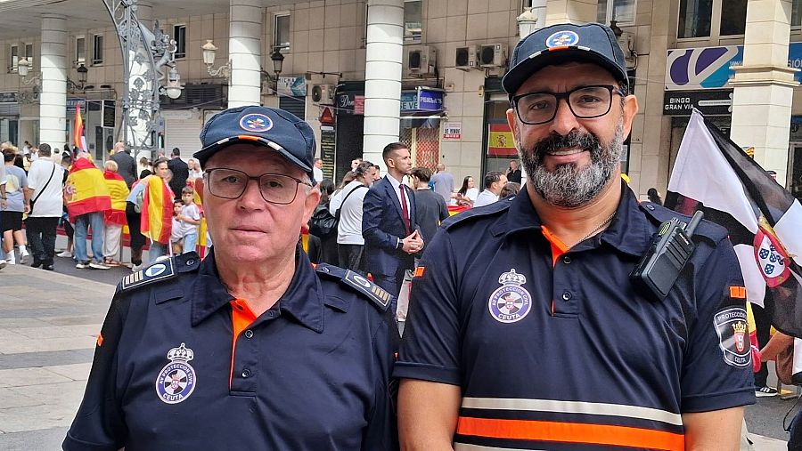 Juan Moreno y José María Vergara, voluntarios de Protección Civil en Ceuta.